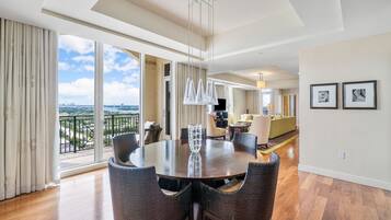 Condo, 3 Bedrooms, Accessible, Smoking | Living room