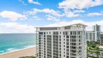 Condo, 3 Bedrooms, Accessible, Smoking | Pantai | Di pantai