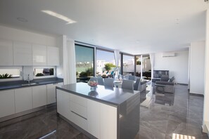 Vila, 3 quartos, piscina particular | Cozinha privada | Micro-ondas, cafeteira/chaleira, chaleira elétrica, cadeirão de bebê