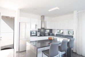 Vila, 3 quartos, piscina particular | Cozinha privada | Micro-ondas, cafeteira/chaleira, chaleira elétrica, cadeirão de bebê
