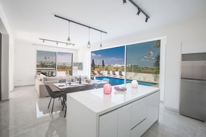 Villa, 4 Bedrooms, Private Pool, Garden View | Dining