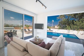 Villa, 4 Schlafzimmer, eigener Pool, Gartenblick | Wohnzimmer