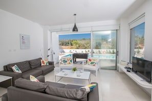 Villa, 5 Schlafzimmer, eigener Pool, Gartenblick | Innenbereich