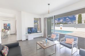 Vila, 5 quartos, piscina particular, vista para o jardim | Área de estar