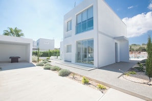 Villa, 5 Bedrooms, Balcony, Garden View | Front of property