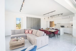Villa, 4 habitaciones, piscina privada, vistas al jardín | Interior