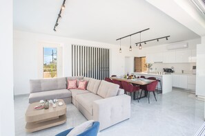 Villa, 4 Schlafzimmer, eigener Pool, Gartenblick | Innenbereich