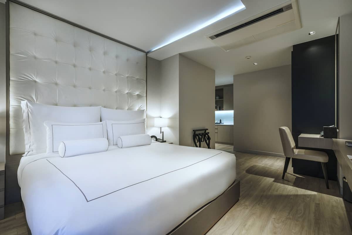 Superior Room, 1 King Bed | Premium bedding, pillowtop beds, minibar, in-room safe