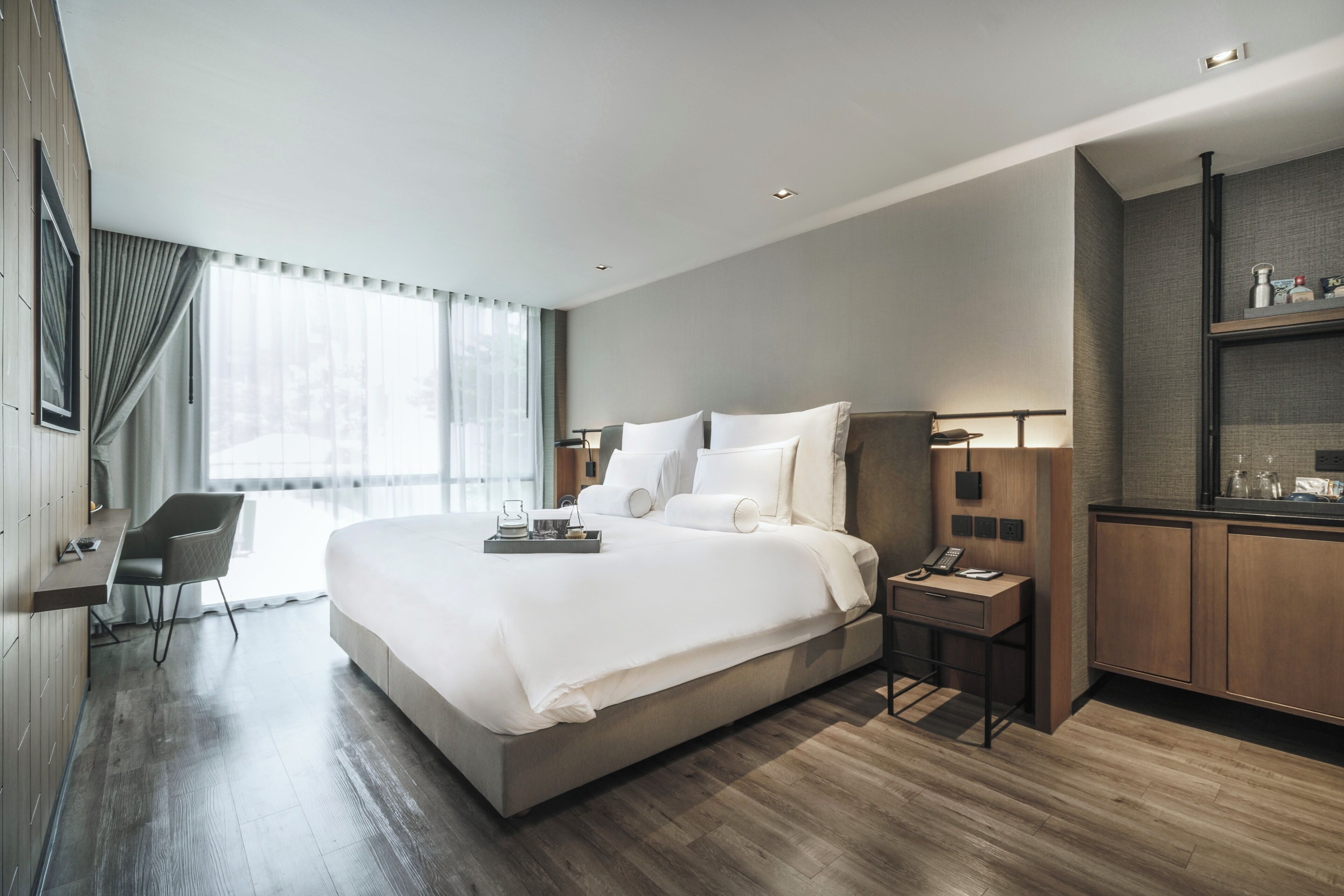 Premier Room, 1 King Bed | Premium bedding, pillowtop beds, minibar, in-room safe