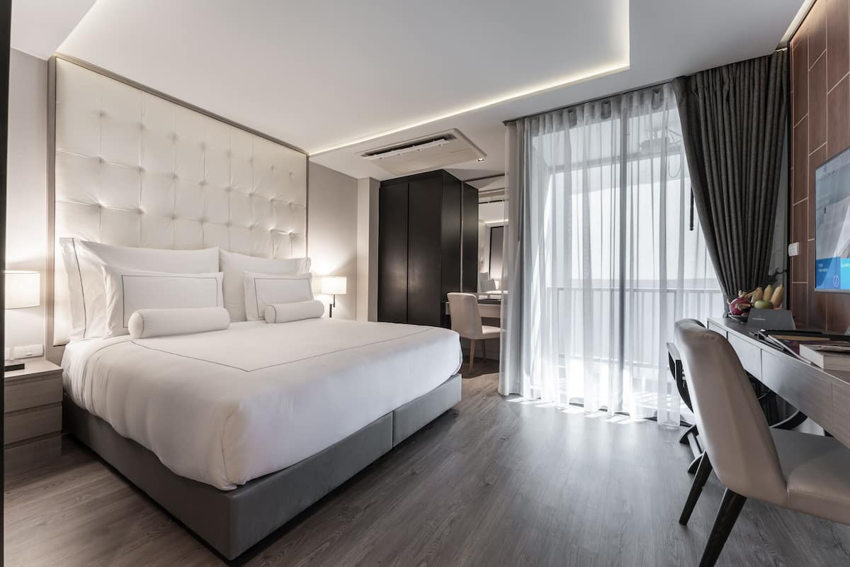 Habitación superior | Ropa de cama de alta calidad, camas con pillow-top y minibar