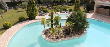 Una piscina al aire libre, una piscina climatizada