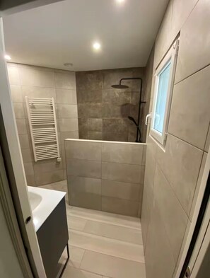 Ensemble baignoire-douche, séchoir à cheveux, serviettes fournies, savon