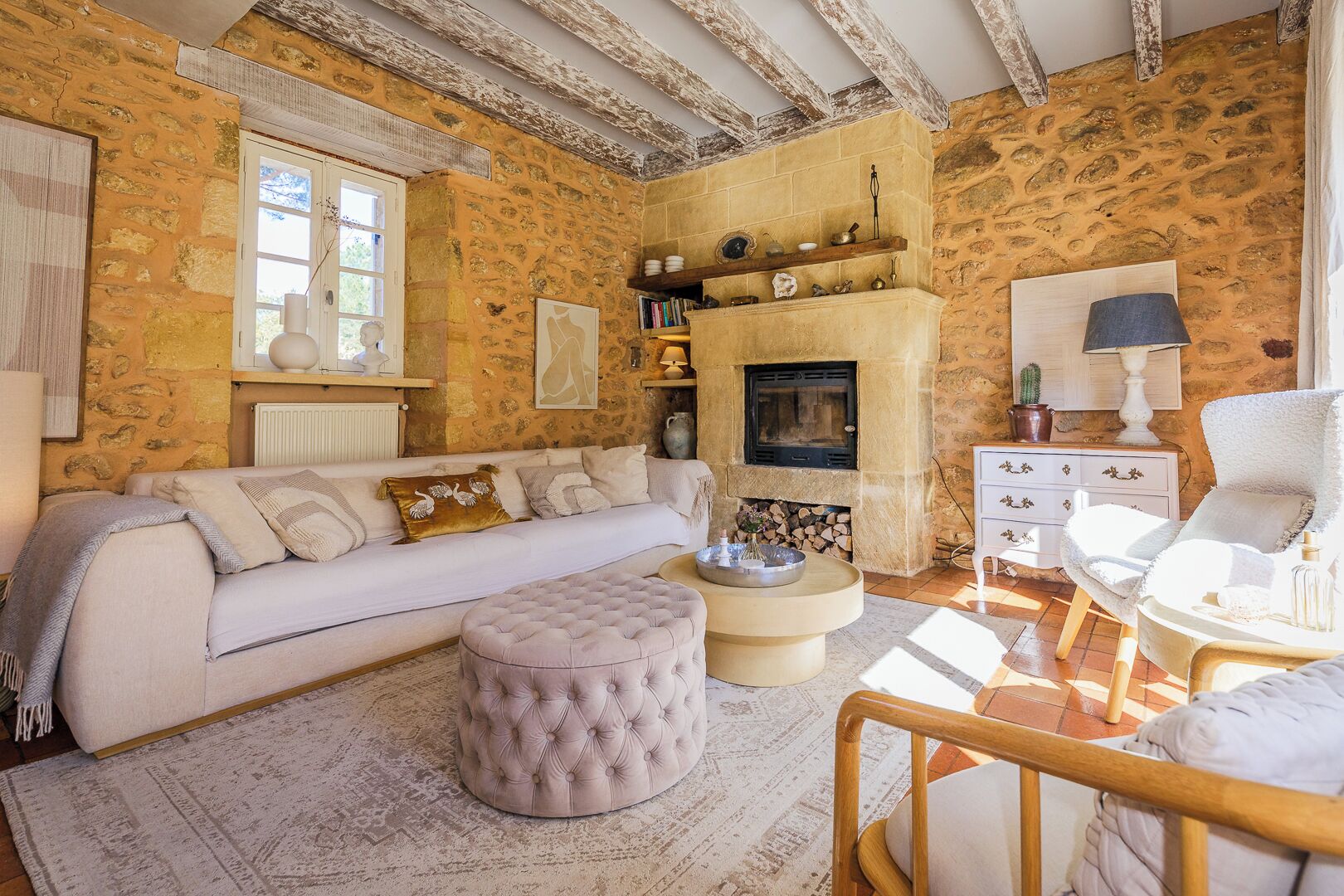 Télévision, cheminée, lecteur de DVD, table de tennis de table