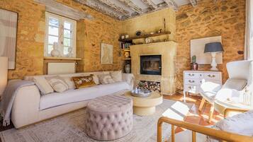 Televisie, een open haard, een dvd-speler en een tafeltennistafel