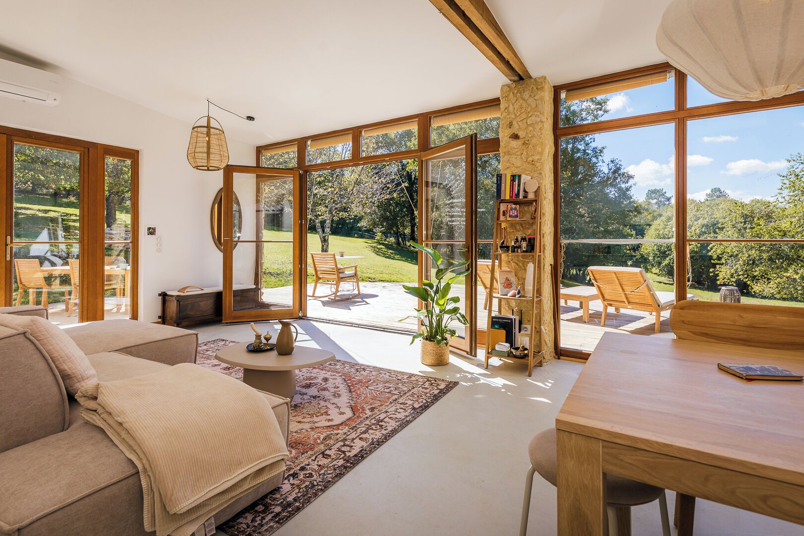 Télévision, cheminée, lecteur de DVD, table de tennis de table