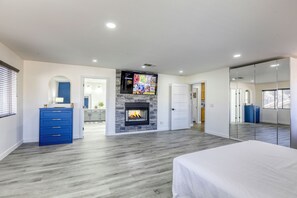 5 Schlafzimmer, Schreibtisch, Bügeleisen/Bügelbrett, Reisekinderbett