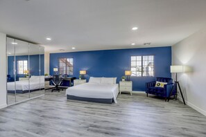 5 habitaciones, escritorio y tabla de planchar con plancha