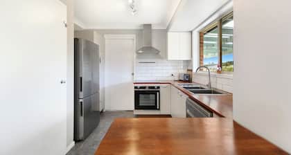 Boambee East Getaway - Comfortable, pet-friendly, family-friendly 3BR home near Sawtell