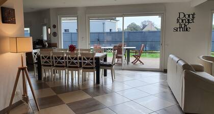 Charming, bright, spacious house (sleeps 12) 2 mns from the beach