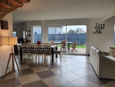 Charming, bright, spacious house (sleeps 12) 2 mns from the beach