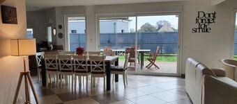 Charming, bright, spacious house (sleeps 12) 2 mns from the beach