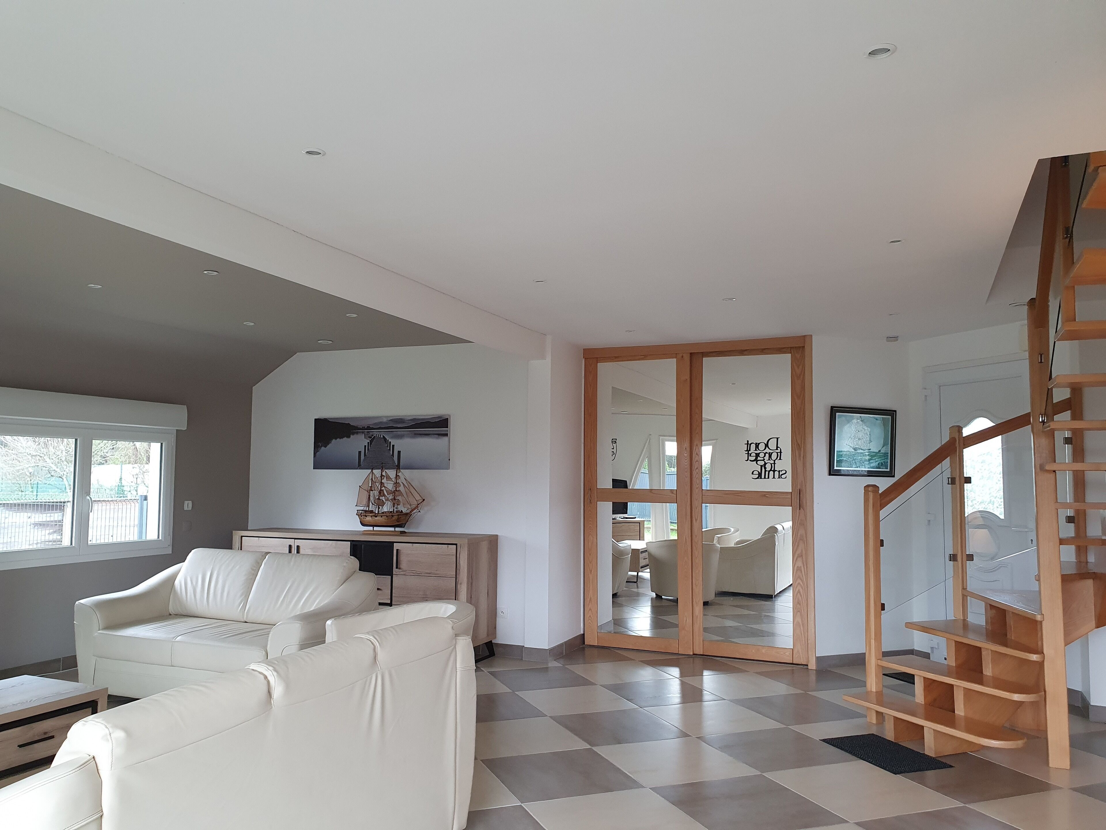 Una televisión, un futbolín, una mesa de tenis de mesa, libros