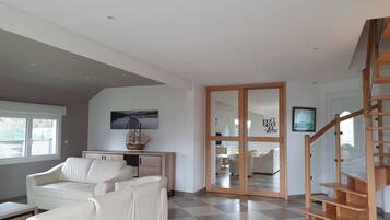 Fernseher, Tischfußball, Tischtennisplatte, Bücher