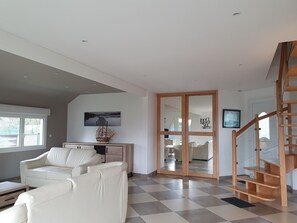 TV, fotballspill, bordtennis og bøker