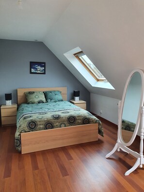5 bedrooms, iron/ironing board, free WiFi, wheelchair access - Charming, bright, spacious house (sleeps 12) 2 mns from the beach (Locquirec)