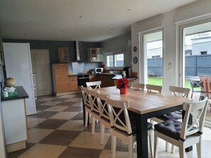Dining - Charming, bright, spacious house (sleeps 12) 2 mns from the beach (Locquirec)