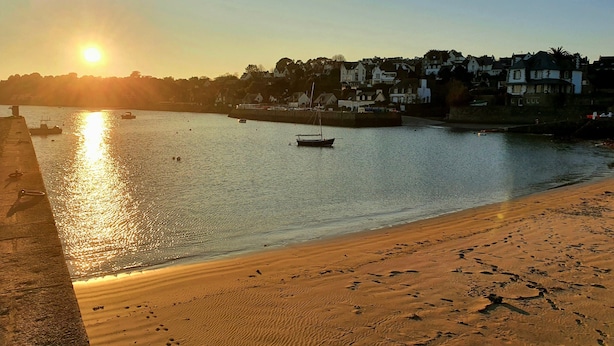 A sunset over a calm river with boats, a sandy beach, and houses in the background. - Charming, bright, spacious house (sleeps 12) 2 mns from the beach (Locquirec)