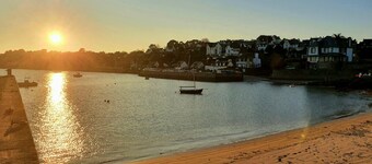 Charming, bright, spacious house (sleeps 12) 2 mns from the beach