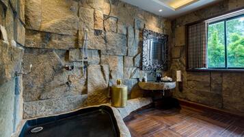 Máy sấy tóc, xà phòng, dầu gội, giấy vệ sinh