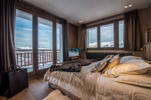 4 camere, una cassaforte in camera, una scrivania, ferro/asse da stiro