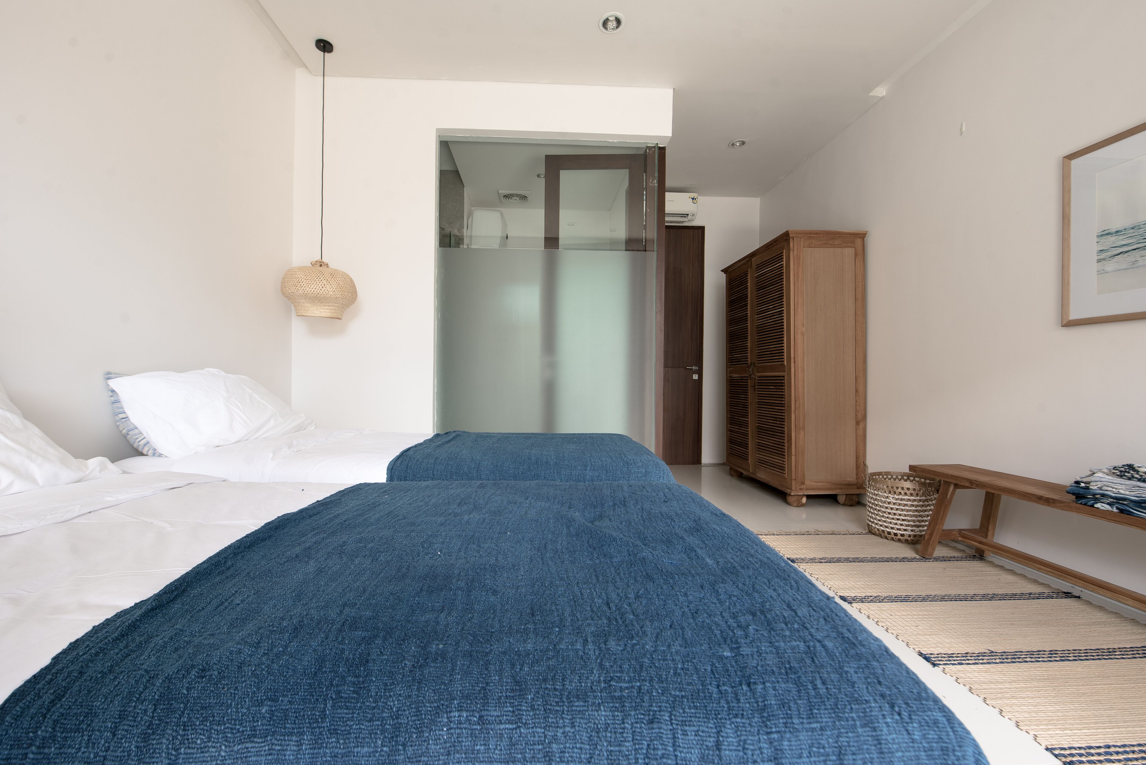 Une chambre à coucher avec un lit, une armoire et un banc.
