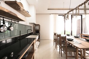Suite, 2 chambres | Cuisine privée | Réfrigérateur, four à micro-ondes, cafetière-théière