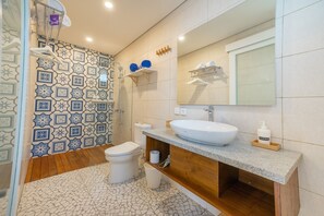 ลอฟท์ (FourLeaf - Pool Loft Suite) | ห้องน้ำ | ฝักบัว, ของใช้ในห้องน้ำฟรี, ไดร์เป่าผม, โถสุขภัณฑ์แบบบิเดท์