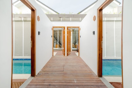 Una piscina al aire libre. Fourleaf