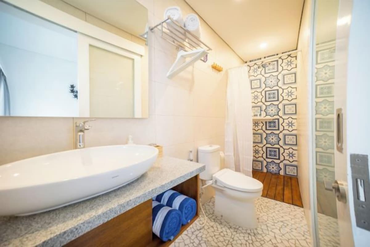 Bathroom | Shower, free toiletries, hair dryer, bidet