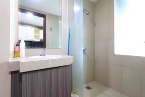 Apartamento, 2 habitaciones | Baño | Ducha, artículos de higiene personal gratuitos y toallas