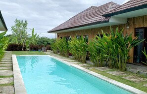 Una piscina al aire libre