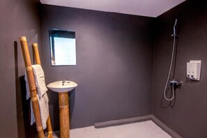 Habitación Deluxe | Baño | Ducha, artículos de higiene personal gratuitos y secador de pelo