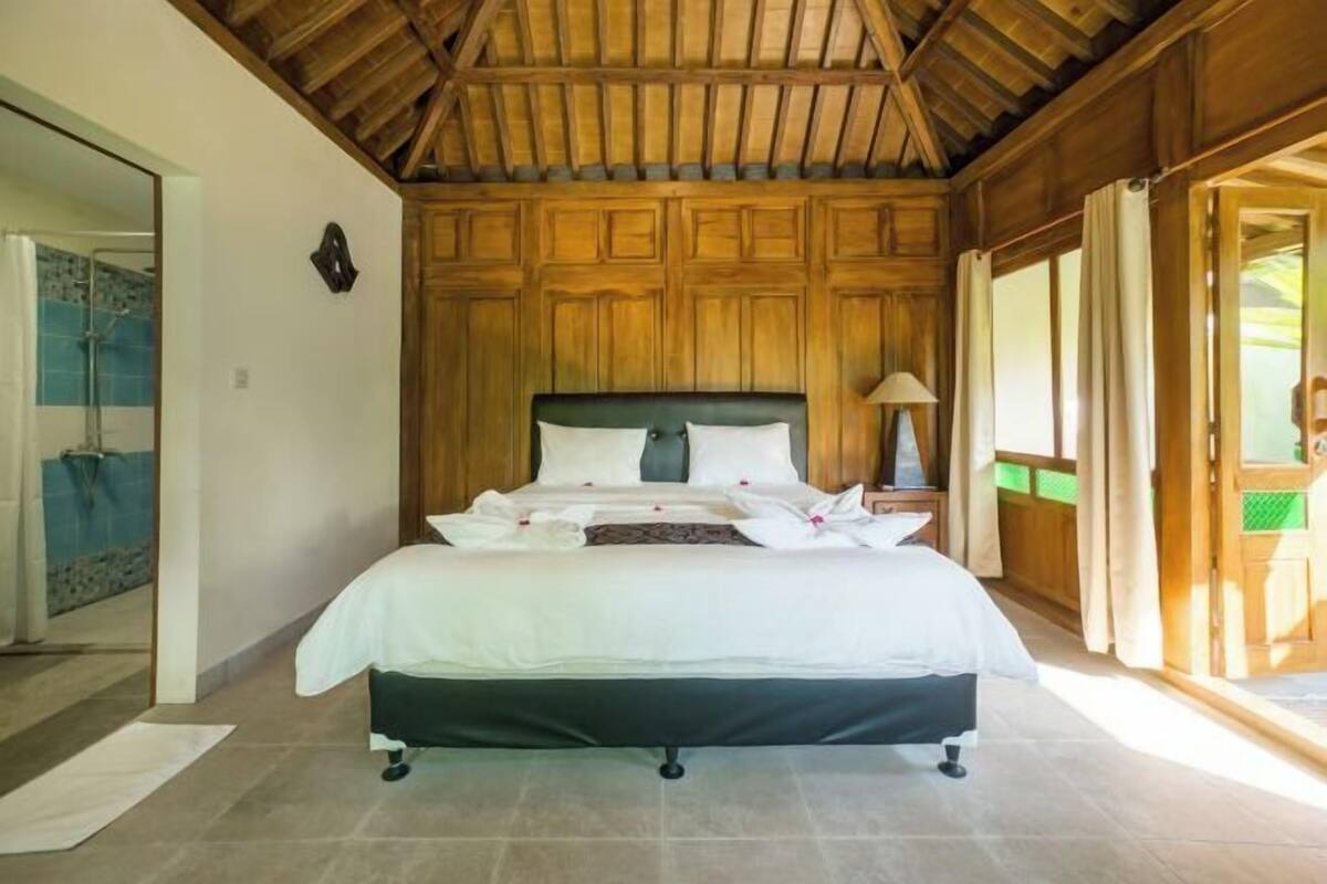 Desk, WiFi (free), bed sheets