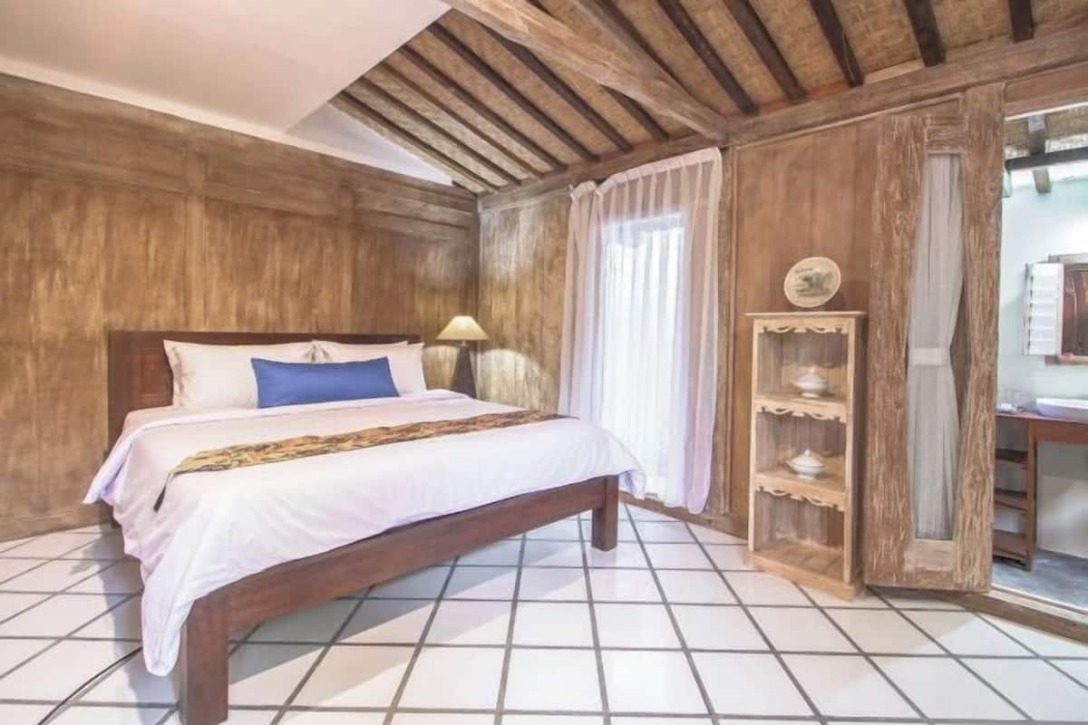 2 bedrooms, desk, free WiFi, bed sheets