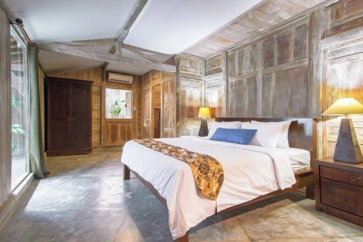 Desk, WiFi (free), bed sheets