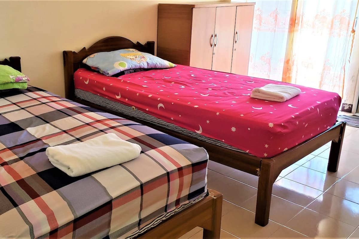 Standard Twin Room | Desk, free WiFi, bed sheets