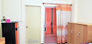 标准三人房 | 办公桌、免费 WiFi、床单