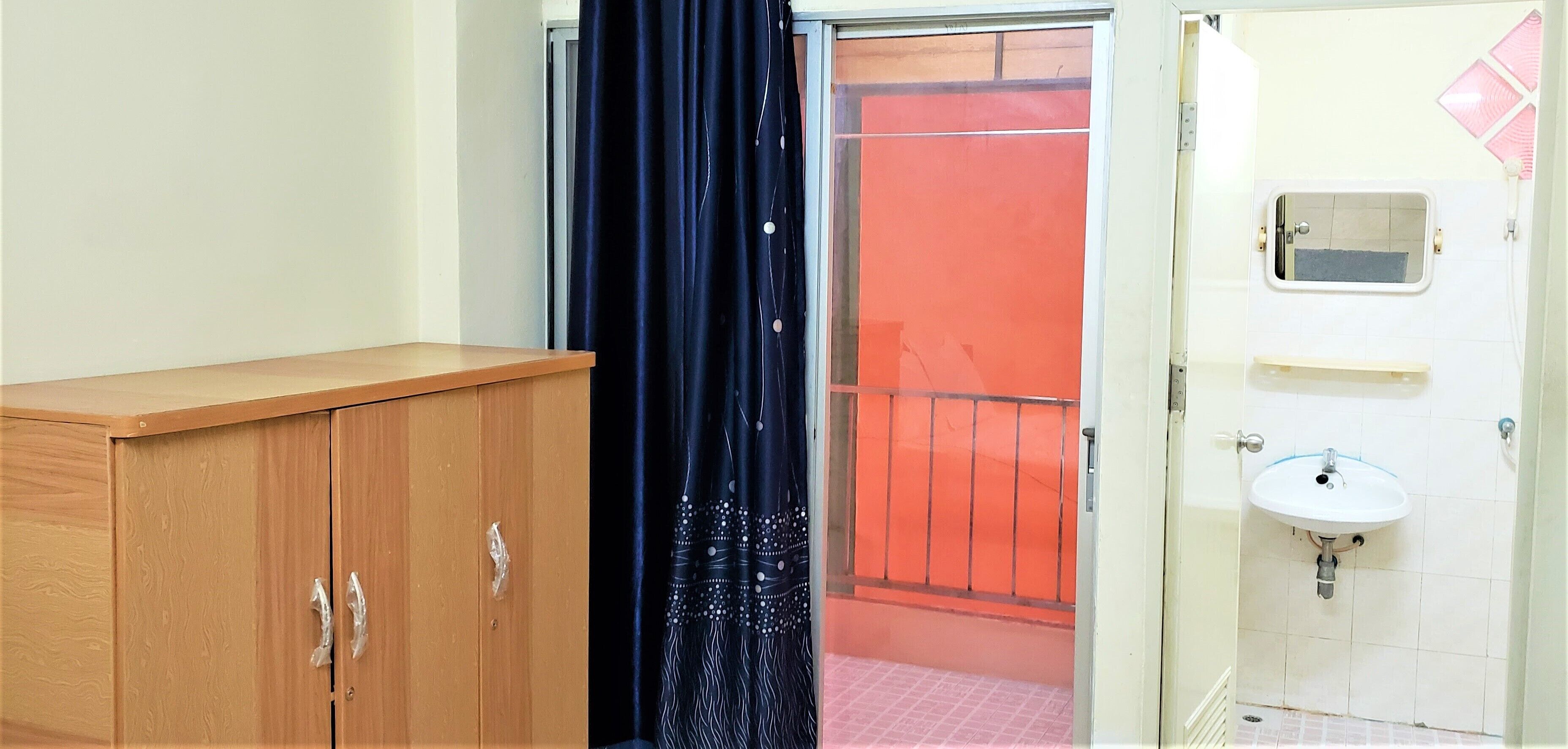 Desk, free WiFi, bed sheets