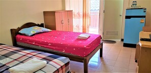 Standard Twin Room | Desk, free WiFi, bed sheets - Baan Yuyuen (Pathum Thani)