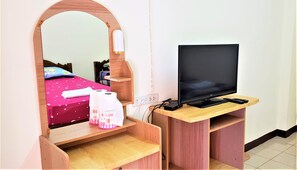 Standard Twin Room | Desk, free WiFi, bed sheets - Baan Yuyuen (Pathum Thani)